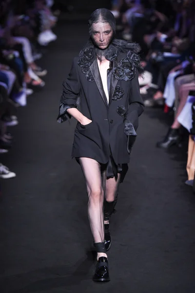Look 16